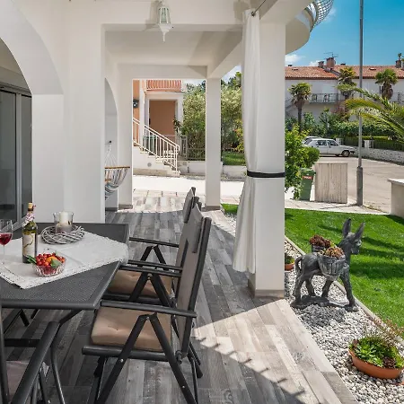 3 & 4 Bedrooms Simona Apartment *